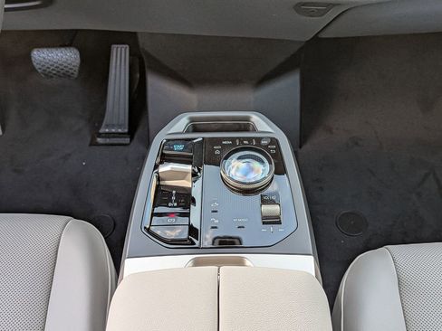 Used 2026 BMW iX xDrive60 w/ Premium Package image 24