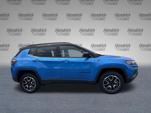 Used 2024 Chevrolet Trax RS FWD image 11