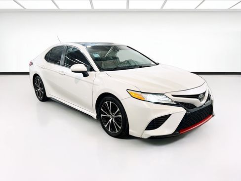 Used 2020 Toyota Camry XSE image 3