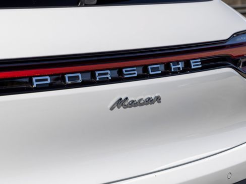 Certified 2026 Porsche Macan AWD/4WD image 23