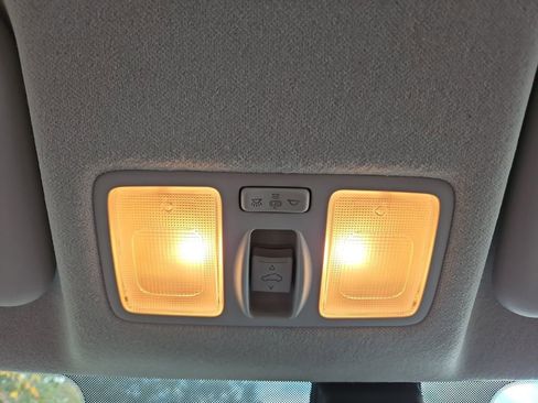 Used 2025 Hyundai Venue SEL image 20