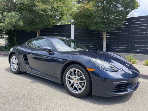 Used 2018 Porsche 718 Cayman RWD image 2