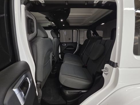 Used 2024 Jeep Wrangler Unlimited Sahara AWD/4WD image 9