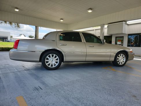 Used 2009 Lincoln Town Car Signature Limited RWD image 4