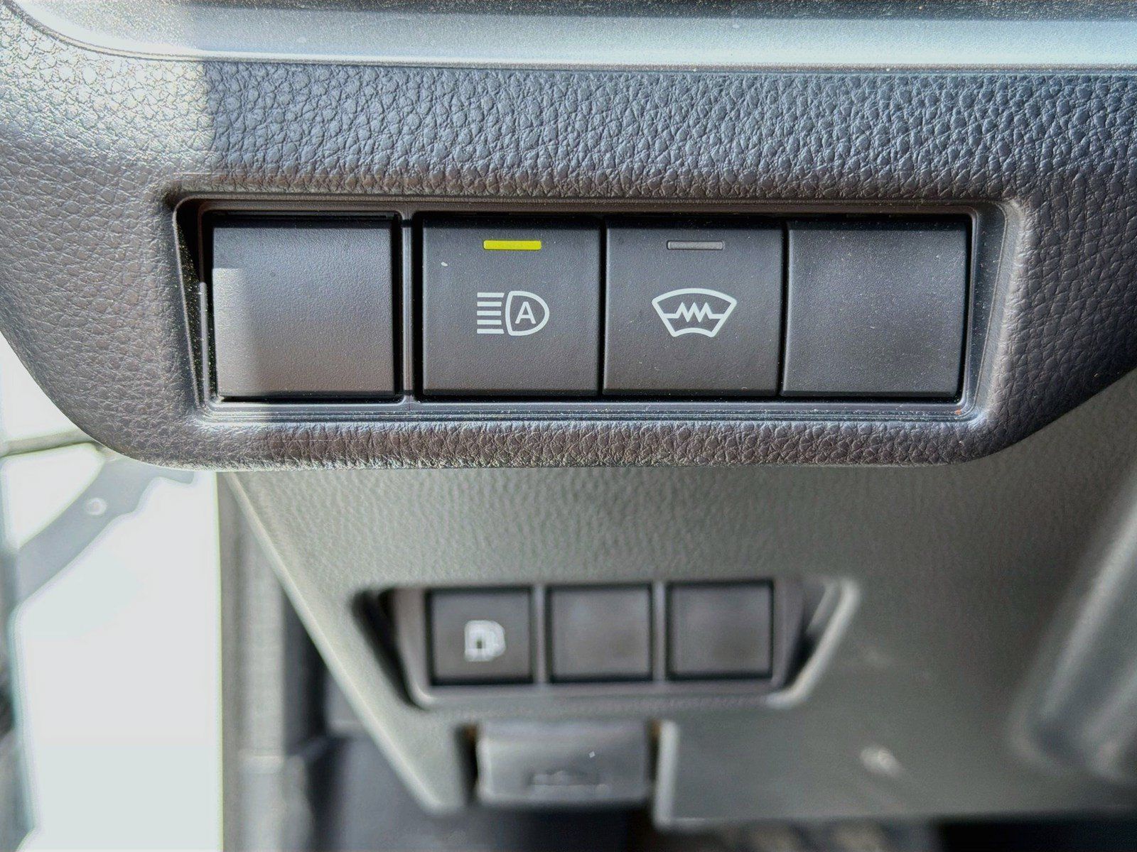 Used 2025 Toyota Prius LE FWD image 20