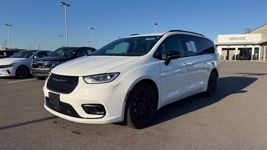 Used 2024 Chrysler Pacifica Touring-L w/ S Appearance Package FWD image 3