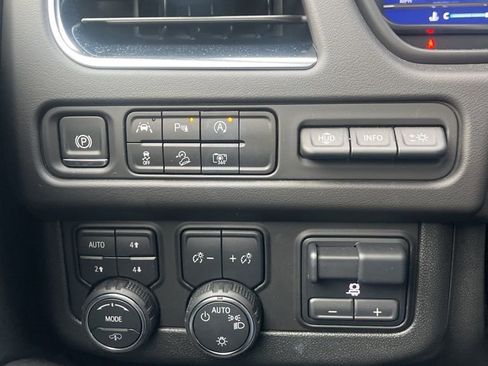 Used 2024 Chevrolet Suburban High Country image 31