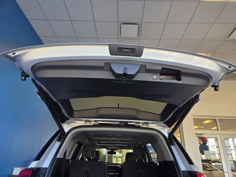 Used 2019 GMC Acadia SLT w/ LPO, Floor Liner Package FWD image 9