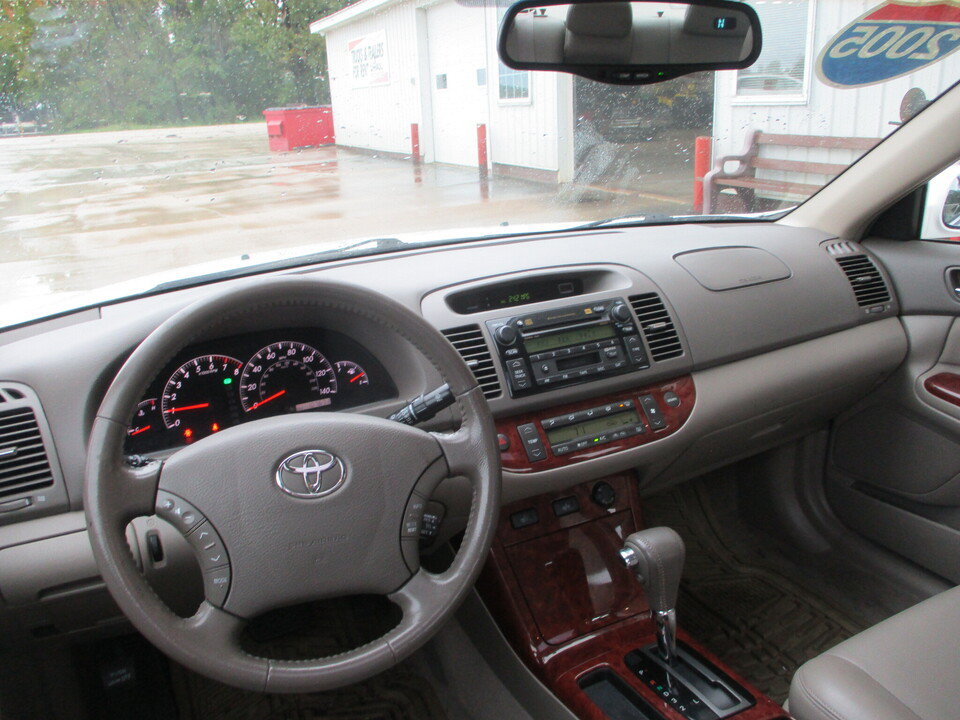 Used 2005 Toyota Camry XLE w/ VSC & Side Airbag Pkg FWD image 7