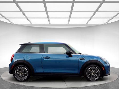 Used 2022 MINI Cooper SE w/ Driver Assistance Package image 4