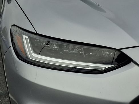 Certified 2025 Honda HR-V LX image 9