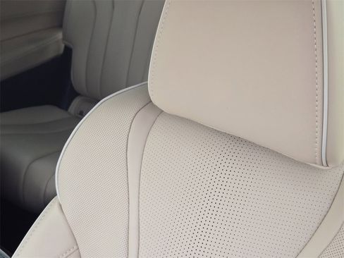 Used 2023 Acura MDX SH-AWD w/ Advance Package image 16