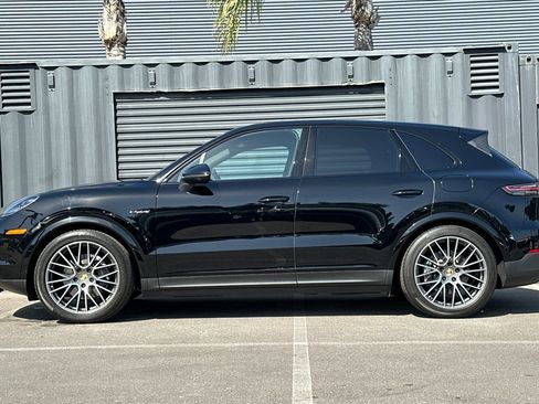 Certified 2022 Porsche Cayenne Coupe AWD/4WD image 2