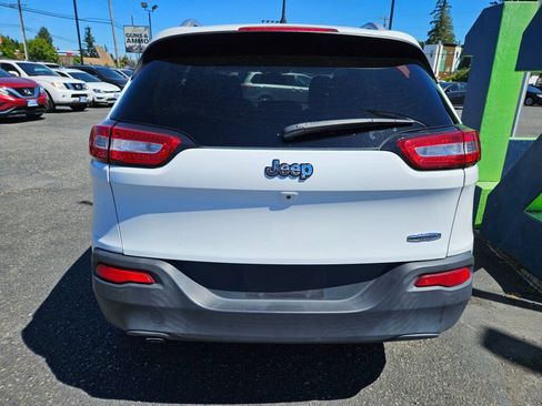 Used 2016 Jeep Cherokee Latitude w/ Cold Weather Group FWD image 4