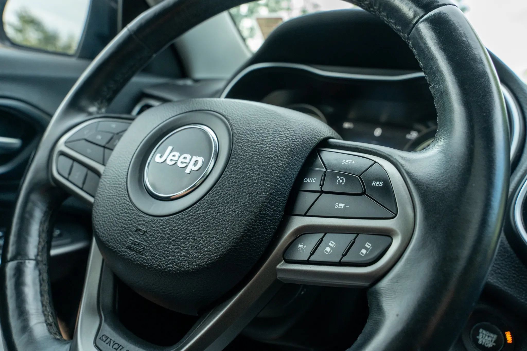 Used 2019 Jeep Cherokee Limited w/ Technology Group AWD/4WD image 22