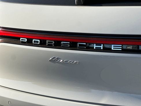 Certified 2025 Porsche Macan image 31