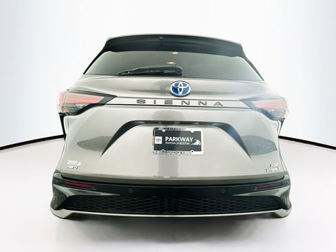 Used 2021 Toyota Sienna XSE w/ XSE Plus Package image 5