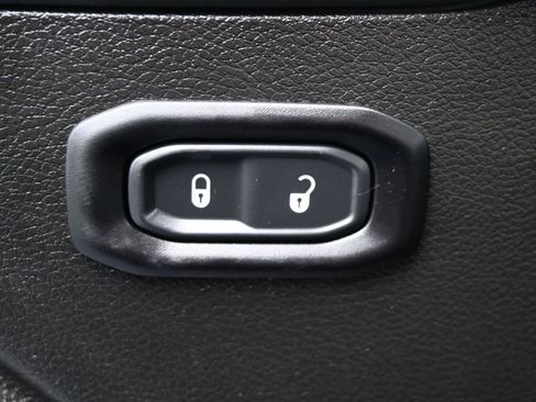 Used 2025 Jeep Wrangler Unlimited Rubicon w/ Convenience Group AWD/4WD image 13
