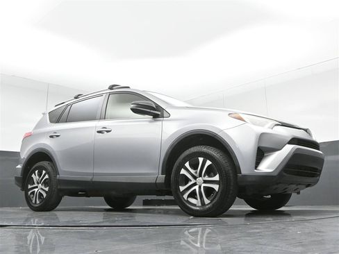 Used 2018 Toyota RAV4 LE FWD image 23
