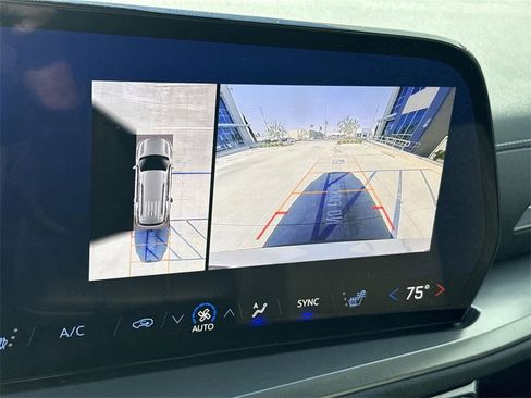 Used 2024 Chevrolet Traverse LT image 14