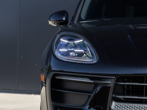 Certified 2026 Porsche Macan image 19