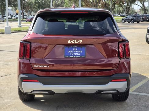 Used 2024 Kia Sorento LX FWD image 8