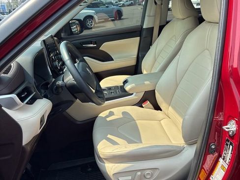 Used 2022 Toyota Highlander XLE AWD/4WD image 6