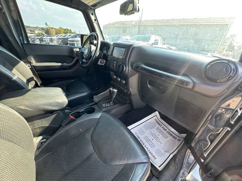 Used 2017 Jeep Wrangler Unlimited Sahara AWD/4WD image 27