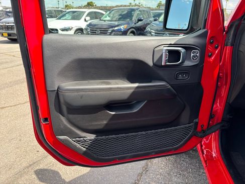 Used 2025 Jeep Wrangler Unlimited Sahara AWD/4WD image 18