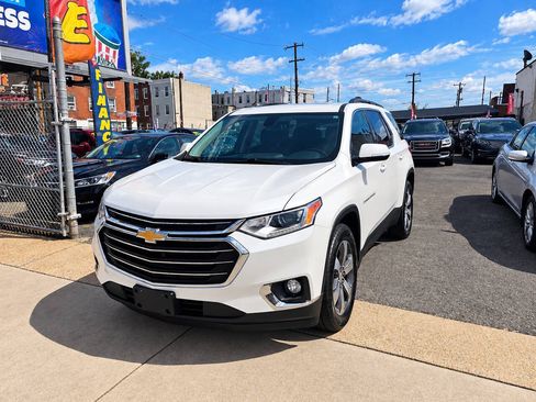 Used 2019 Chevrolet Traverse LT w/ LT Premium Package AWD/4WD image 1
