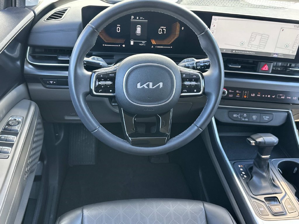 Used 2025 Kia Carnival FWD image 27
