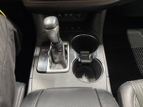 Used 2019 Toyota Highlander Plus AWD/4WD image 12