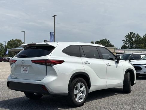 Used 2022 Toyota Highlander L FWD image 9
