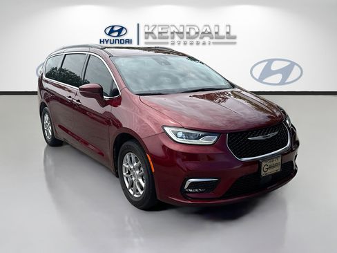 Used 2021 Chrysler Pacifica Touring w/ Cold Weather Group FWD image 1