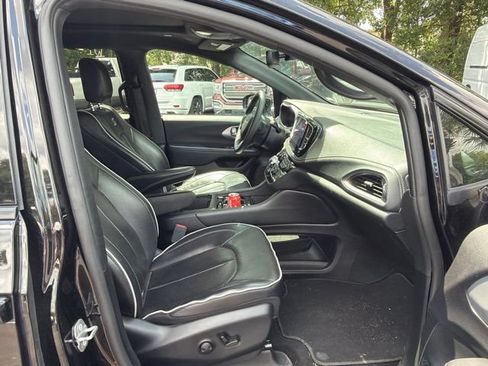 Used 2025 Chrysler Pacifica Limited FWD image 11