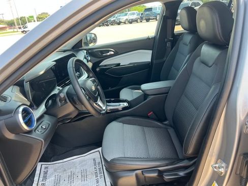Used 2025 Chevrolet Trax LT w/ Driver Confidence Package FWD image 12