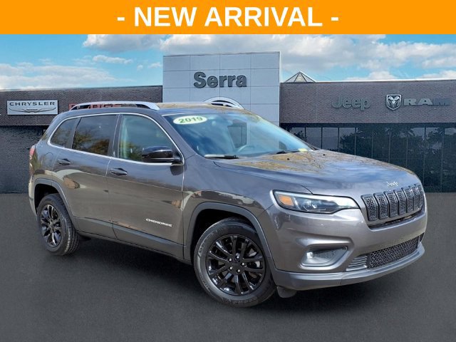 Used 2019 Jeep Cherokee Latitude Plus FWD image 1