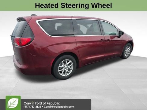 Used 2023 Chrysler Voyager LX image 5