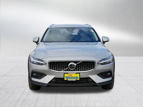 Used 2025 Volvo V60 B5 Cross Country Plus image 2