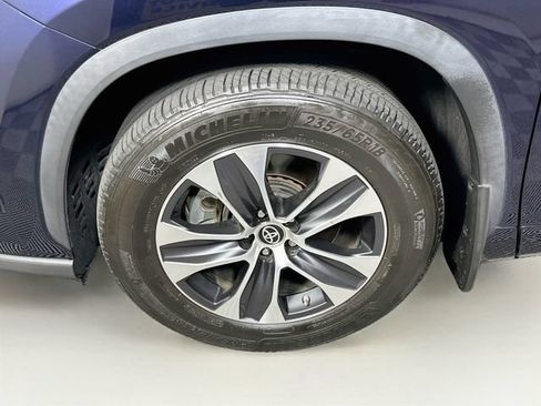 Used 2021 Toyota Highlander XLE AWD/4WD image 35