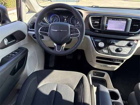 Used 2024 Chrysler Voyager LX image 10