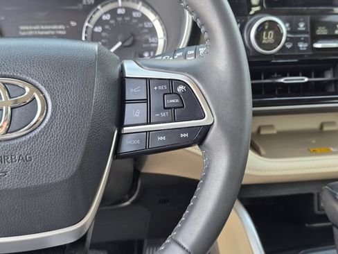 Used 2024 Toyota Highlander XLE FWD image 27