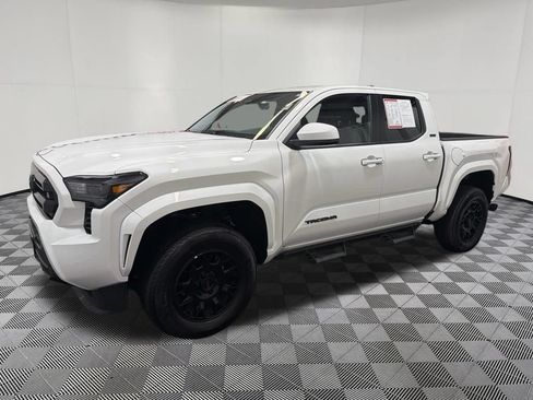 Used 2025 Toyota Tacoma SR5 AWD/4WD image 5
