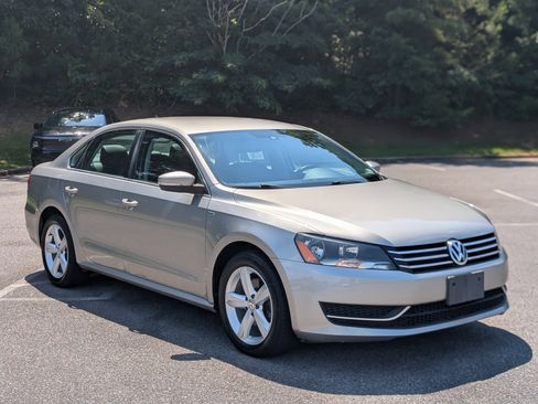 Used 2014 Volkswagen Passat 1.8T Wolfsburg Edition FWD image 11