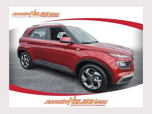 Used 2024 Hyundai Venue SEL FWD image 1