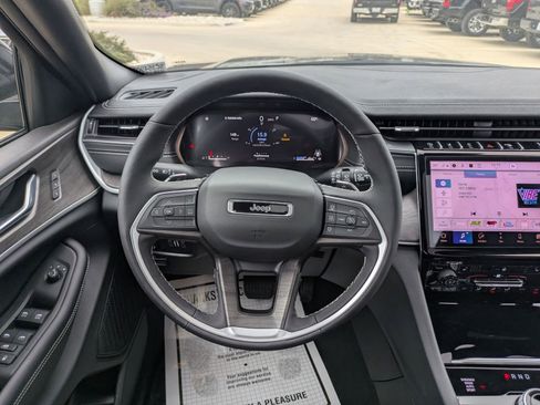 Used 2025 Jeep Grand Cherokee Limited w/ Black Appearance Package image 19