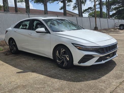 Used 2024 Hyundai Elantra SEL w/ Convenience Package FWD image 9