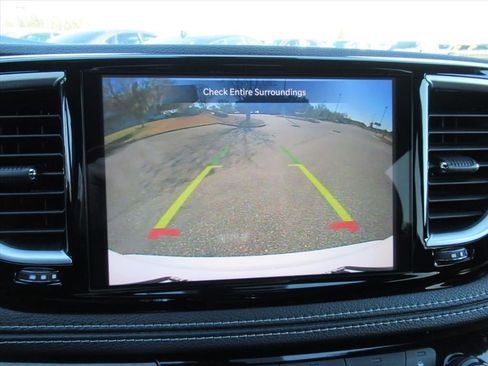 Used 2025 Chrysler Pacifica Limited FWD image 24