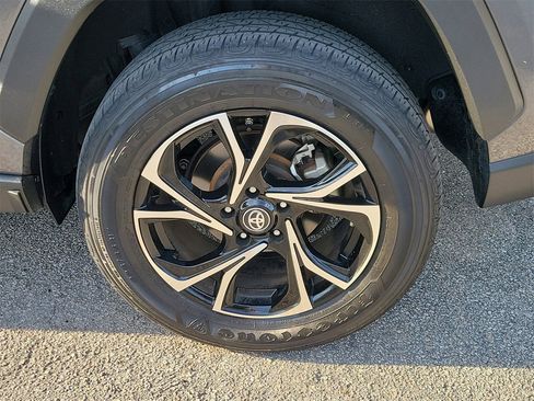 Used 2021 Toyota RAV4 LE image 5