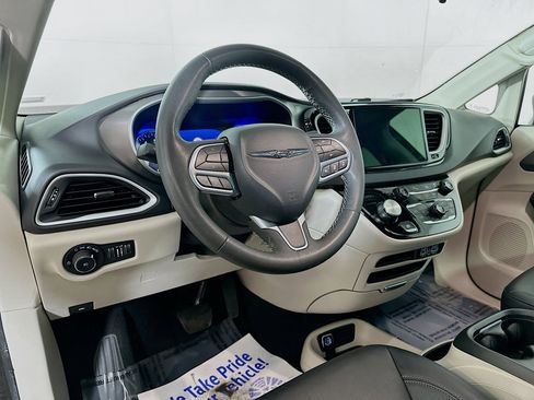 Used 2024 Chrysler Pacifica Touring-L FWD image 9